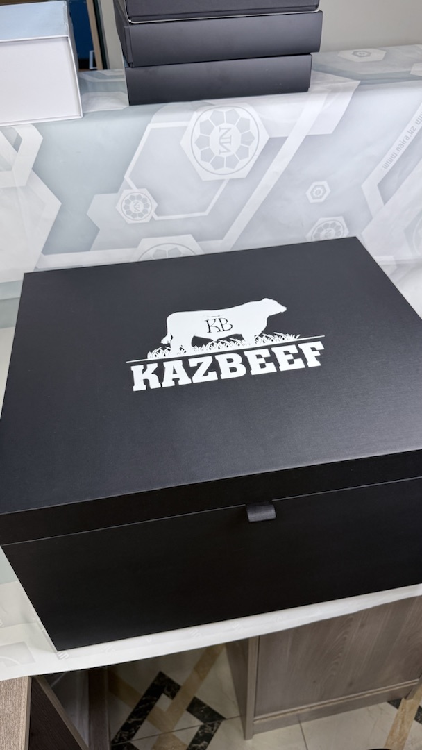 KAZBEEF — Подарочная коробка с фирменной печатью, выполненная работа NAIRA