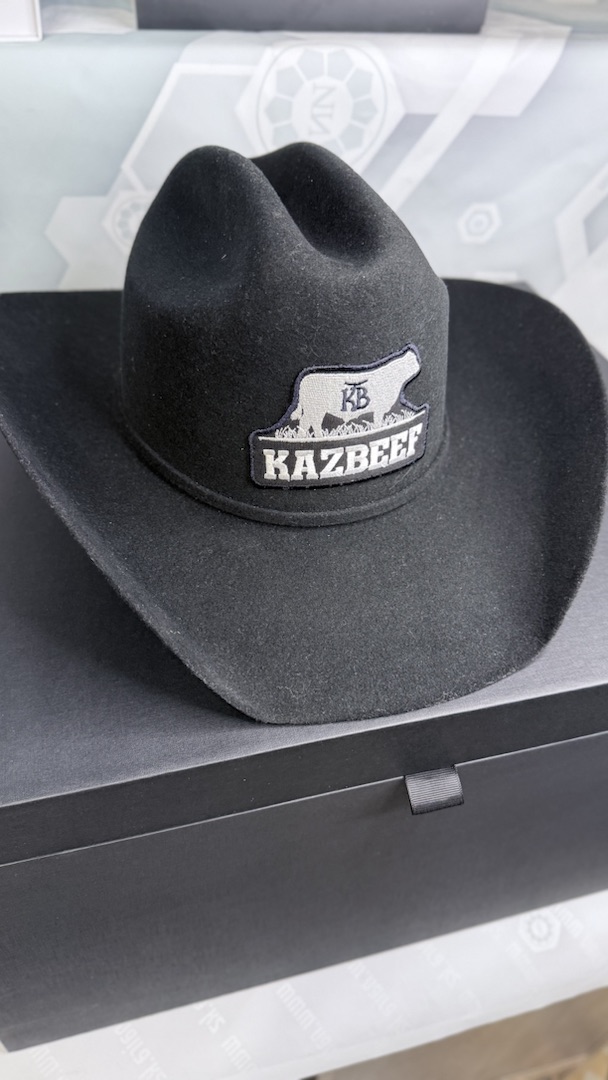 KAZBEEF — Шляпа с фирменной нашивкой, выполненная работа NAIRA