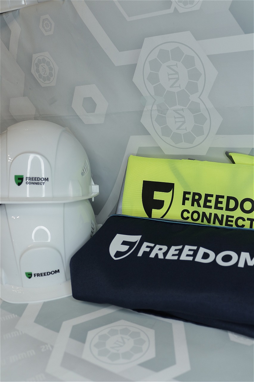 FREEDOM CONNECT — Каски и текстиль с фирменной символикой, выполненная работа NAIRA